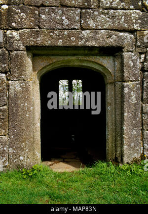 Consente di visualizzare e di porta al tardo medievale/Tudor granito ben casa a Dupath, Cornwall, Regno Unito, dedicata a San Dominick: costruito c 1500 su un antico molla. Foto Stock