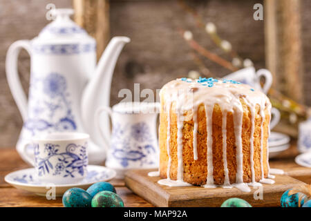 Bellissimo set per il tè e torta di Pasqua su uno sfondo di legno. Pasqua biglietto di auguri. Il tè nel villaggio per Pasqua. Home torta di Pasqua e uova dipinte per t Foto Stock