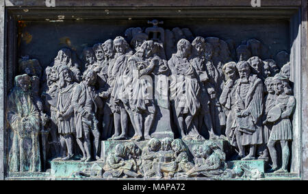 Bassorilievo raffigurante i vantaggi della stampa in Europa, piedistallo del monumento di Gutenberg, luogo piazza Gutenberg, Strasburgo, Alsazia, Francia, Europa Foto Stock