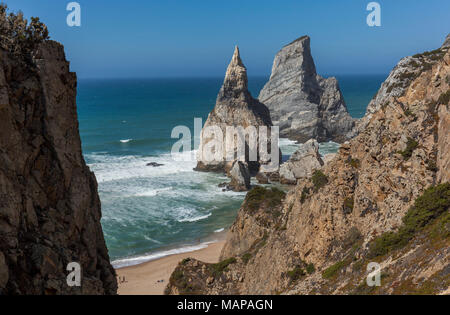 Vista di Praia da Ursa dalla sommità di una rupe Foto Stock