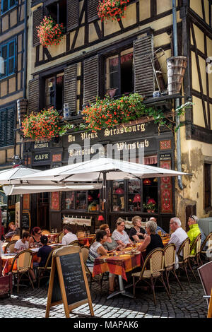 Au Vieux Strasbourg ristorante, terrazza all'aperto, Strasburgo, Alsazia, Francia, Europa Foto Stock