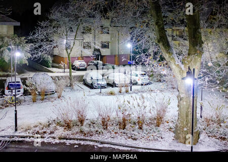 Parcheggiate automobili nevoso, quartiere residenziale, neve, notte, Strasburgo, Alsazia, Francia, Europa Foto Stock