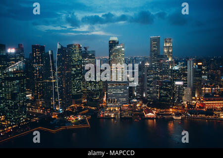 La città di Singapore paesaggio, notte grattacieli e bay Foto Stock