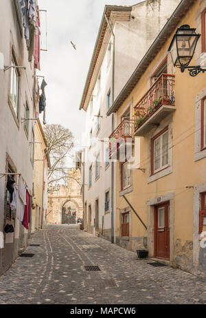 Stradine vicino al castello nello storico quartiere Alfama quartiere nel centro di Lisbona, Portogallo. Foto Stock