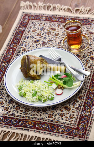 Iraniano cucina persiana, stinco d'agnello brasato, baghali polo,sabzi khordan Foto Stock