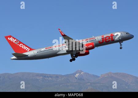 BOEING 757-200(W) G-LSAB di JET2 arrampicata fuori di Tenerife, con Mt.TEIDE visibile in background. Foto Stock