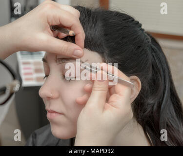 Trucco Permanente. Verifica delle proporzioni. Cosmetologo applicare trucco permanente sulle sopracciglia- tatuaggio sopracciglia Foto Stock