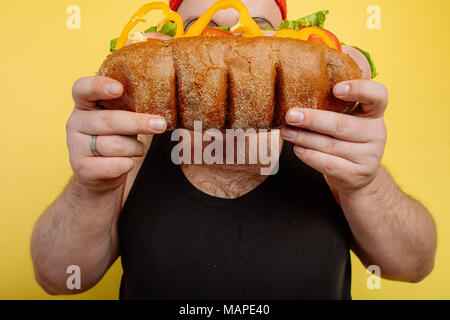 La dieta fallimento di uomo grasso di mangiare fast food Foto Stock