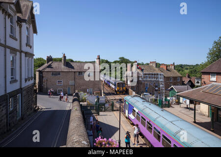 Rampa settentrionale sprinter i treni passano a Knaresborough sulla linea da Leeds a York via Harrogate su una mattina d'estate Foto Stock