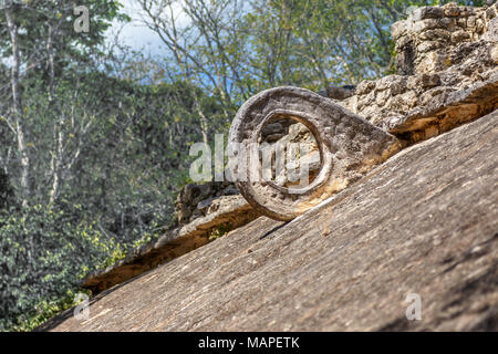 Maya di gioco del calcio anello sul muro di pietra, Coba sito archeologico, Yucatan, Messico Foto Stock