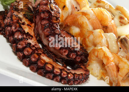 Chiudere l'insalata di mare con polpo e gamberetti Foto Stock
