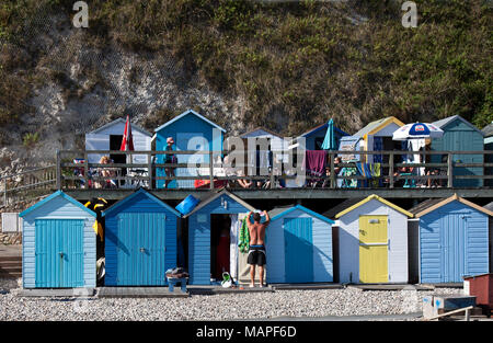 Un segno distintivo della British spiagge, pittoresca spiaggia di capanne possono essere di proprietà, noleggiato o passato verso il basso attraverso le famiglie. Queste linee la porzione posteriore della spiaggia di birra. Foto Stock