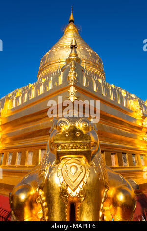 La Shwezigon pagoda di Nyaung U. Bagan, Myanmar (Birmania). Foto Stock