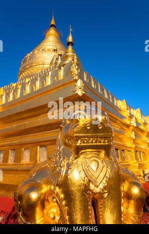 La Shwezigon pagoda di Nyaung U. Bagan, Myanmar (Birmania). Foto Stock