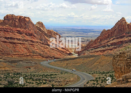 Strada con curve in Spotted Wolf Canyon dello Utah Foto Stock