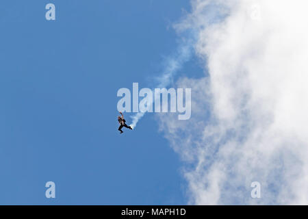 Parachute sky dive da elicottero a airshow di Foto Stock