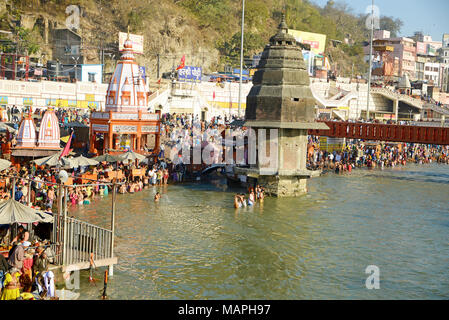 Puja cerimonia sulle rive del fiume Gange Foto Stock