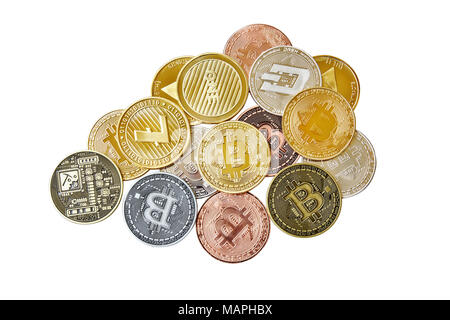 Un gruppo di fisici, cryptocurrency Bitcoin, Ethereum, Litecoin, Dash stack su sfondo bianco, isolato con percorso di clipping, vista dall'alto Foto Stock