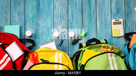 Bambini colorati schoolbags sul pavimento in legno Foto Stock