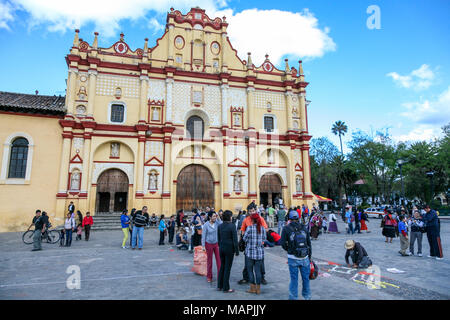 SAN CRISTOBAL, Messico - 8 Marzo 2012: persone su di una piazza a San Cristobal de las Casas cattedrale in Chiapas, Messico. Foto Stock