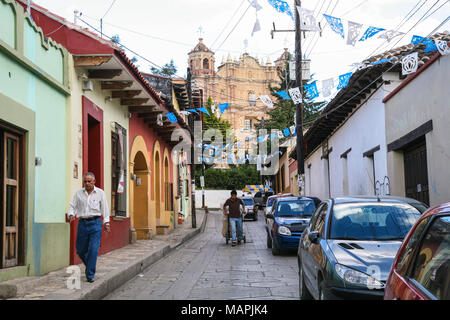 SAN CRISTOBAL, Messico - 8 Marzo 2012: locali messicani a piedi la strada con una vista sulla chiesa di Santo Domingo a San Cristobal de las Casas, Messico. Foto Stock