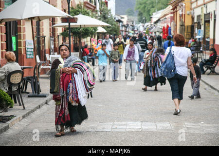 SAN CRISTOBAL DE LAS CASAS, Messico - 7 Marzo 2012: Chiapas fornitore srlling donna abiti tradizionali su una strada pedonale a San Cristobal de las Ca Foto Stock