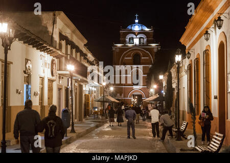 SAN CRISTOBAL DE LAS CASAS, Messico - 7 Marzo 2012: vista notturna di una strada pedonale e Del Carmen Arch Torre di San Cristobal de las Casas, Messico. Foto Stock