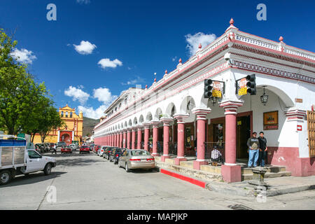 SAN CRISTOBAL DE LAS CASAS, Messico - 8 Marzo 2012: vecchia architettura coloniale intorno al Zocalo, la piazza centrale di San Cristobal de las Casas, Messico. Foto Stock