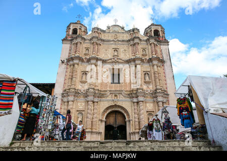 SAN CRISTOBAL, Messico - 8 Marzo 2012: la Chiesa di Santo Domingo facciata barocca e mercato regalo a San Cristobal de las Casas, Messico. Foto Stock