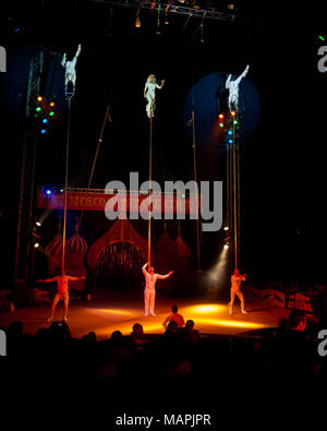 Acrobati eseguire nell'anello interno un circo big top Foto Stock