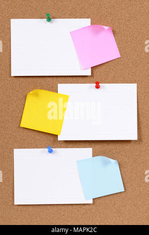 Schede indice e note adesive su un tappo di sughero bulletin board. Foto Stock