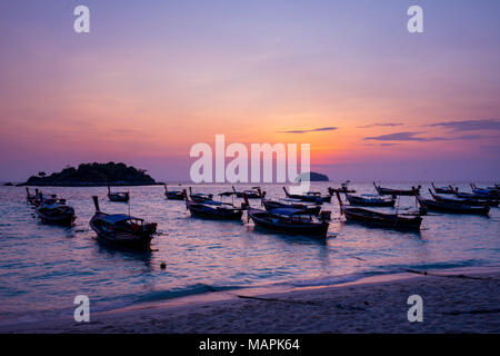 Molte barche sul bellissimo mare spiaggia di sabbia , l'orario di alba, a Koh Lipe, Satun, Thailandia Foto Stock