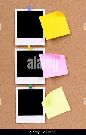 Blank Foto stampe con sticky notes imperniato ad un tappo di sughero bulletin board. Foto Stock