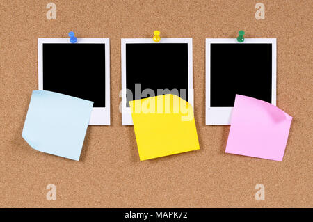 Blank Foto stampe con sticky notes imperniato ad un tappo di sughero bulletin board. Foto Stock