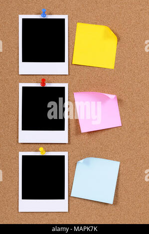 Blank Foto stampe con sticky notes imperniato ad un tappo di sughero bulletin board. Foto Stock