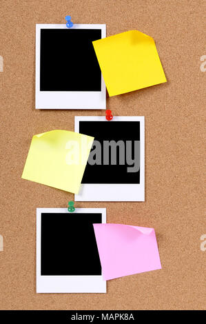 Blank Foto stampe con sticky notes imperniato ad un tappo di sughero bulletin board. Foto Stock