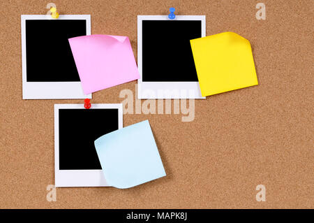 Blank Foto stampe con sticky notes imperniato ad un tappo di sughero bulletin board. Foto Stock