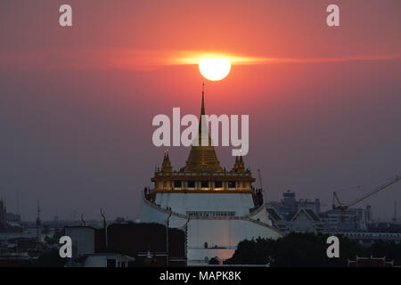 Golden Mount Tempio a Bangkok al crepuscolo ,Sun andare verso il basso dietro il tempio Wat Saket, Bangkok, Thailandia Foto Stock