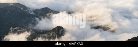 Vista aerea su cime coperto di nuvole durante il sunrise presso i Puertos de Beceite national park, Spagna Foto Stock