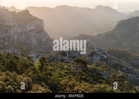 Bellissimo paesaggio sunrise presso i Puertos de Beceite Parco Nazionale mostra di vegetazione mediterranea e montagne rocciose e canyon con contralight, Spa Foto Stock