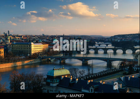 Fiume Vltava Praga Repubblica Ceca al crepuscolo Foto Stock