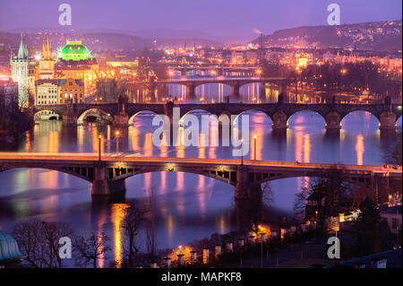 Fiume Vltava Praga Repubblica Ceca al crepuscolo Foto Stock