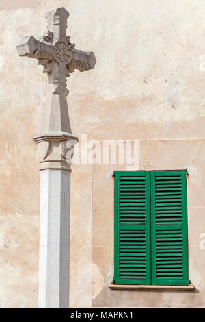 Croce di pietra e vetro verde nel villaggio di Valldemossa, isola di Maiorca, Spagna. Foto Stock