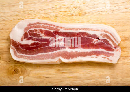 Unsmoked rashers di pancetta prodotta nell'UE da un supermercato. Il Dorset England Regno Unito Foto Stock