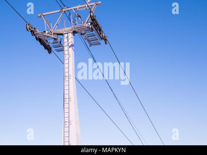 Funivia stazione contro il cielo blu Foto Stock