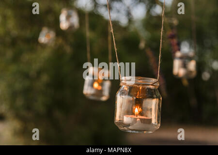Mason jar candela appeso su albero per decorazioni per matrimoni. Foto Stock