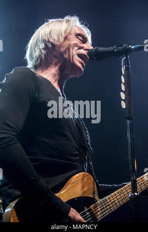 Paul Weller suonare dal vivo presso il Centro internazionale di Bournemouth Foto Stock