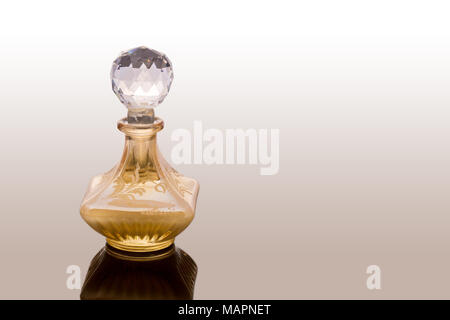 Vintage Old Fashion di bottiglie di vetro di aromatico arabo Oud profumo oli con Crystal Clear forma sferica Dropper isolati su sfondo bianco. Studio Shot Foto Stock