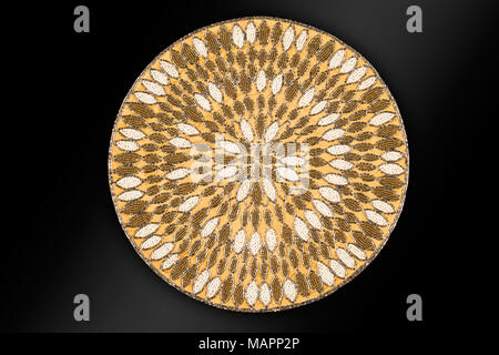 Arabo e Indiano oro tondo bordato a mano e fatti a mano nella tabella Placemats Runner Home decorazioni predisposto luminoso di perline di vetro cucito ad un tessuto satin T Foto Stock