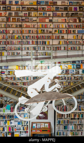 Ler Devagar book shop in LxFactory, Lisbona, Portogallo Foto Stock